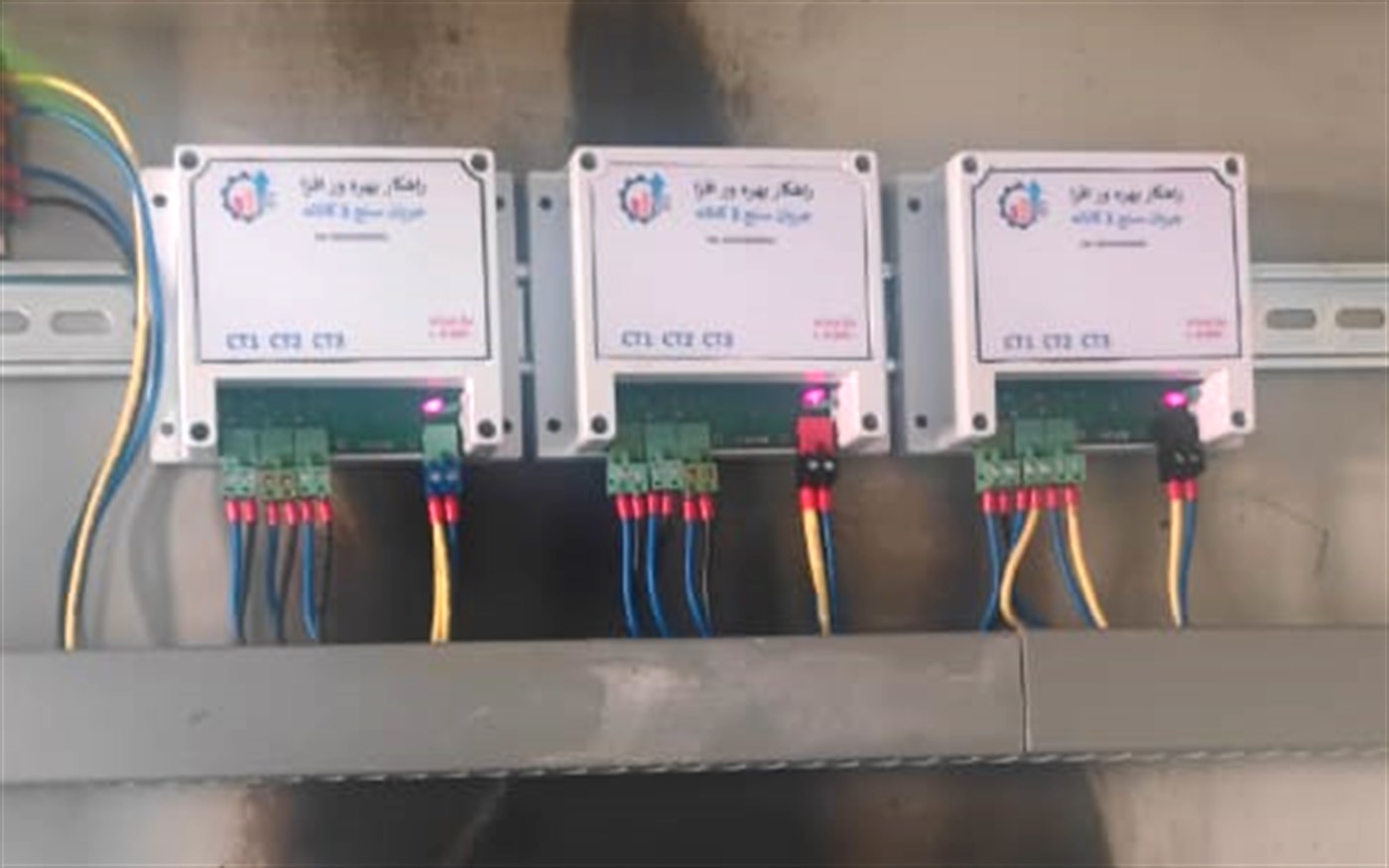 نمای نزدیک برد RBAC1 داخل تابلو؛ طراحی، ساخت برد و فریمور با تیم راهکار بهره‌ور افزا